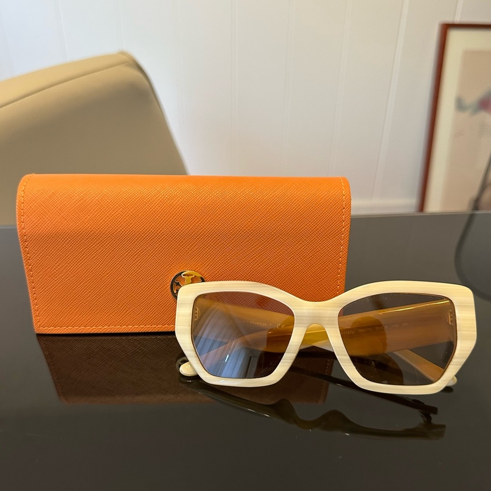 Tory Burch Sunglasses - Kira Ivory Horn Quilted with Brown Lenses - Picture 5 of 5